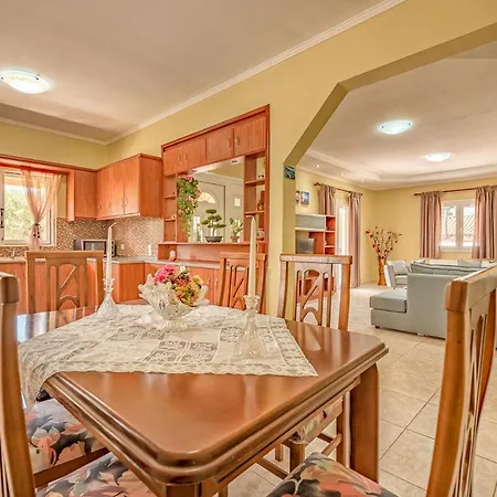 Zakynthos Sleeps 8 With Pool Air Con And Wifi